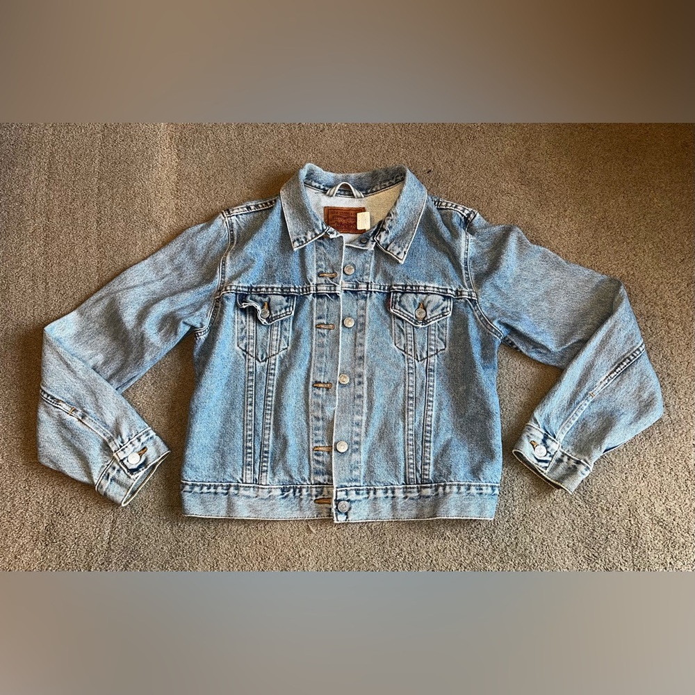 Vintage 80’s Levi’s Women’s size Medium Blue Jean Jacket
